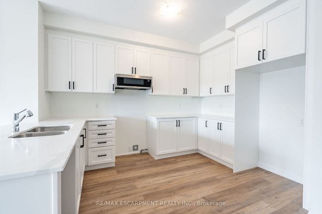 189 Lormont Blvd, House attached with 3 bedrooms, 3 bathrooms and 1 parking in Stoney Creek ON | Image 8