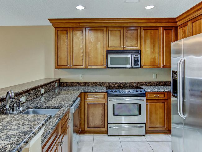 Granite counters, plenty of counter space | Image 7