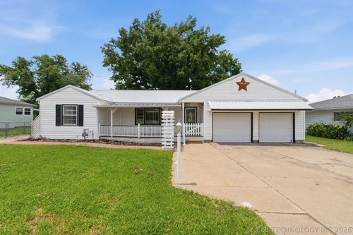 215 Wilshire Ave, Bartlesville, OK, 74006-1835 | Card Image