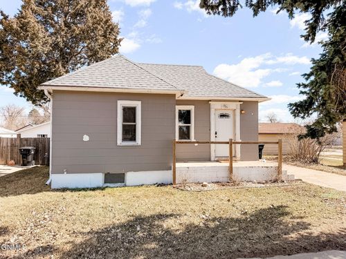 706 9th Ave W, Williston, ND, 58801-4820 | Card Image