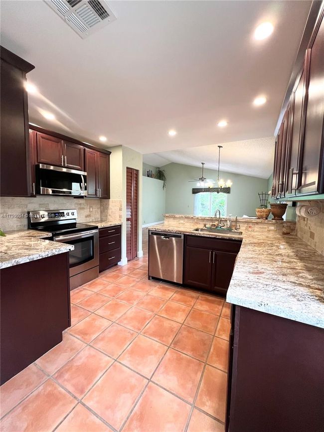 9271 Arborwood Cir, House other with 2 bedrooms, 2 bathrooms and null parking in Davie FL | Image 7