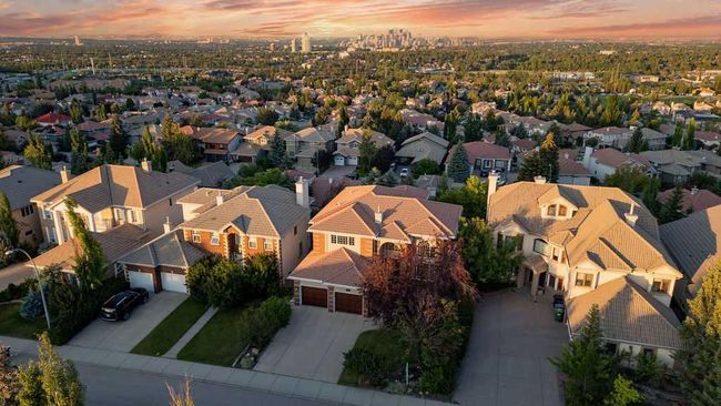 169 Signature Way Sw, House other with 5 bedrooms, 4 bathrooms and 4 parking in Calgary AB | Image 4