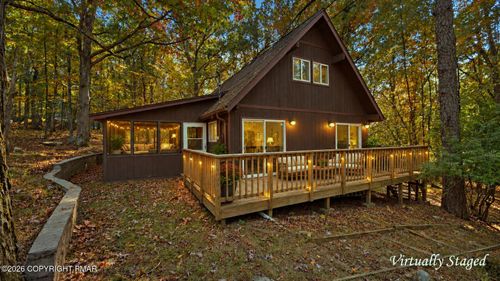 1095 Deer Run E, Bushkill, PA, 18324-6825 | Card Image