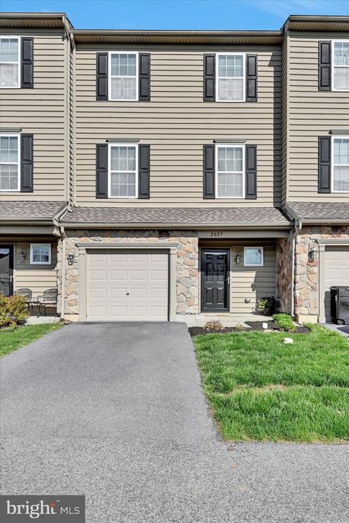 2027 Crown Mill Dr, Mohrsville, PA, 19541-9403 | Card Image