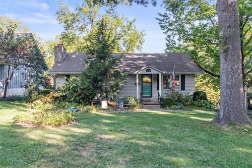 800 E Manor Rd, Independence, MO, 64055-1729 | Card Image