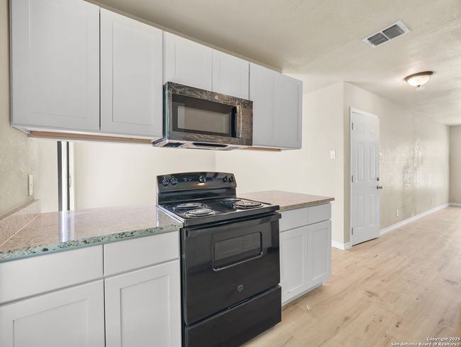 4819 Corian Oak Dr, House other with 3 bedrooms, 2 bathrooms and null parking in Kirby TX | Image 9