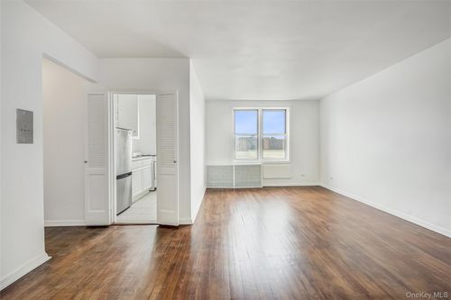 6h-63-45 Saunders St, Rego Park, NY, 11374-2022 | Card Image