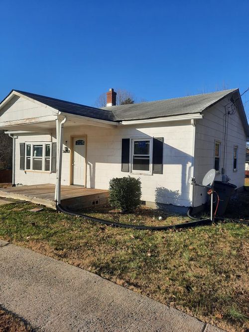 2022 Ridge St, SOUTH BOSTON, VA, 24592-2035 | Card Image