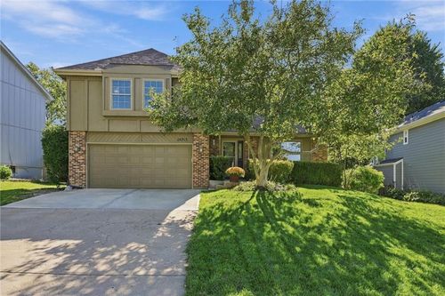 14715 S Arapaho Dr, Olathe, KS, 66062-4724 | Card Image