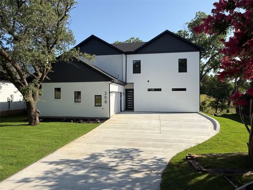 208 Silverleaf Dr, Fort Worth, TX, 76112-1131 | Card Image
