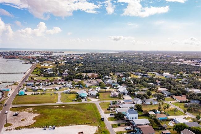 207 S 2 Nd St, House other with 4 bedrooms, 3 bathrooms and 6 parking in Rockport TX | Image 33