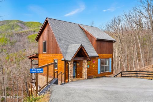 817 Pine Top Ln, Gatlinburg, TN, 37738-6352 | Card Image