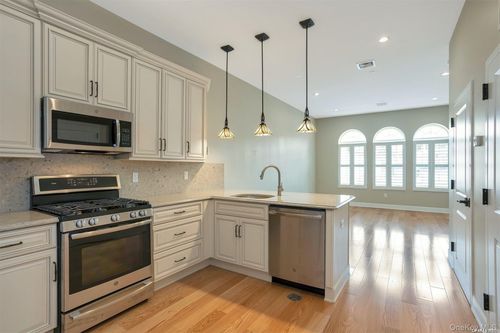 3b-10 Wall St, Huntington, NY, 11743-2179 | Card Image