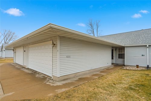 1425 Daleview Dr #B, Marion, IA, 52302 | Card Image