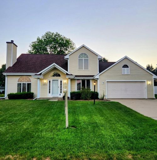 1021 Burnwyck Dr, Janesville, WI, 53546-3706 | Card Image