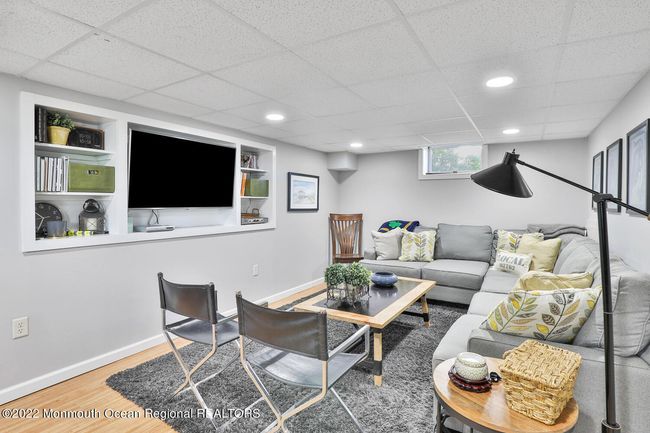 Seating area - Basement | Image 35