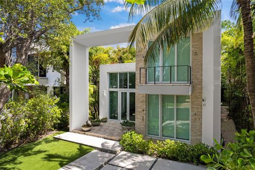 335 W 46th St, Miami Beach, FL, 33140-3127 | Card Image