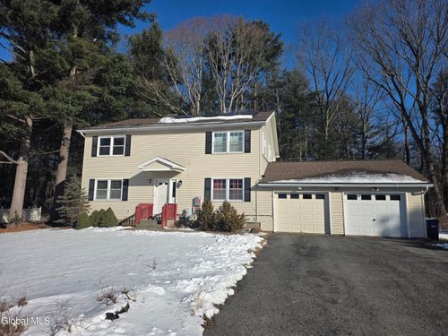 7 Woodridge Cir, Halfmoon, NY, 12065-5649 | Card Image