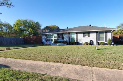 1019 Oak Park Drive, House other with 3 bedrooms, 2 bathrooms and null parking in Dallas TX | Image 2