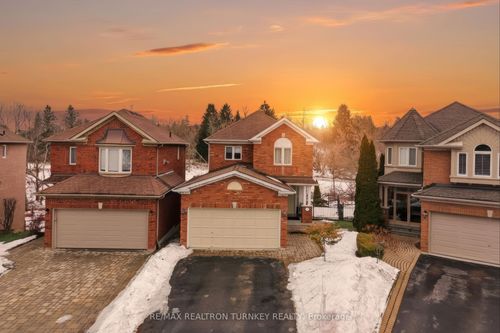 423 Hewitt Cir, Newmarket, ON, L3X2L9 | Card Image