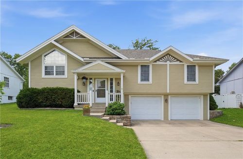 724 Ne Colleen Dr, Lee's Summit, MO, 64086-4908 | Card Image