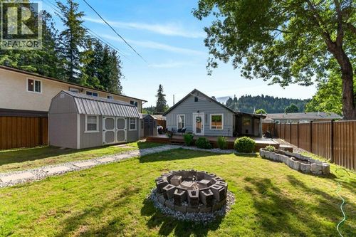 7041 50 St Ne, Salmon Arm, BC, V1E1Y6 | Card Image