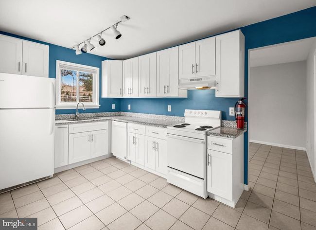 37 Hamilton St, Townhouse with 3 bedrooms, 3 bathrooms and null parking in SWEDESBORO NJ | Image 4