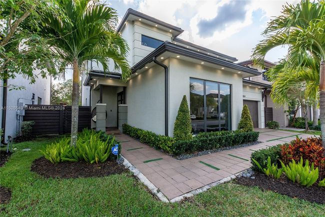 8814 Nw 154th Ter, House other with 5 bedrooms, 4 bathrooms and null parking in Miami Lakes FL | Image 3