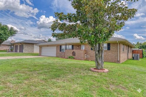 2225 W Country Club Rd, Chickasha, OK, 73018-7741 | Card Image