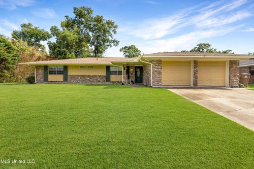 4 Briarwood Cir, Long Beach, MS, 39560-3833 | Card Image