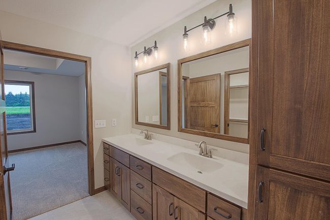 Dual Sinks | Image 10