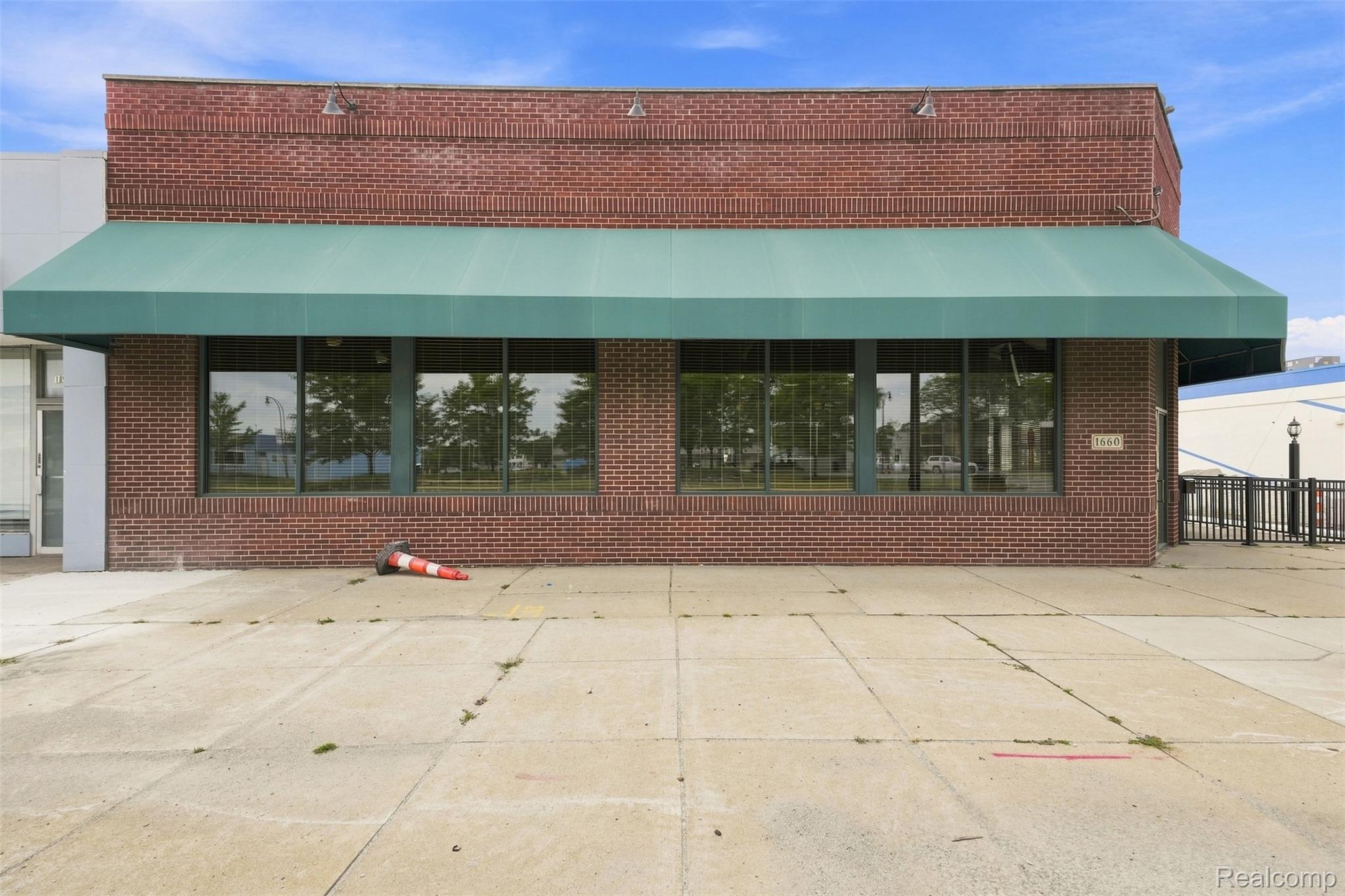 Commercial Lease in Lincoln Park 3