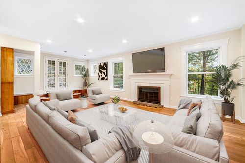 750 Bedford Rd, Pleasantville, NY, 10570-2723 | Card Image