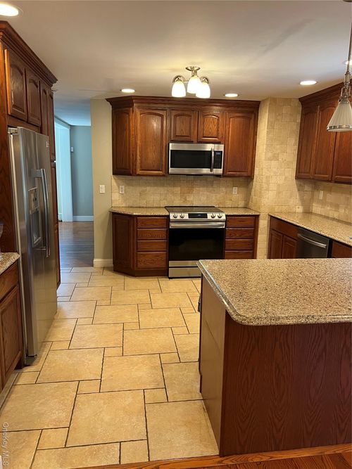 10 Jonah Rd, Miller Place, NY, 11764-3504 | Card Image