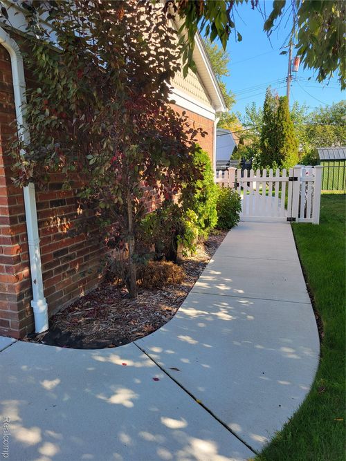 4687 Jackson St, Trenton, MI, 48183-4516 | Card Image