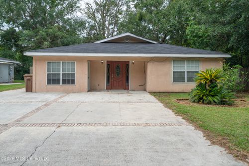 215 Mccaughan Ave, Long Beach, MS, 39560-4911 | Card Image