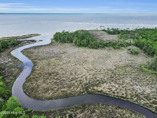 681 Sandy Point Dr, Beaufort, NC, 28516-9515 | Card Image