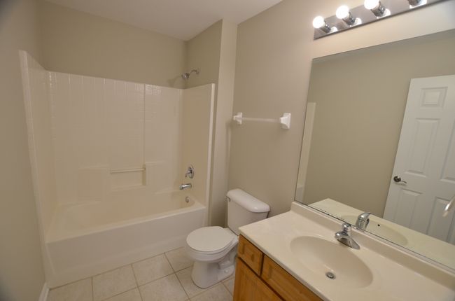 2nd floor hallway full bathroom | Image 37