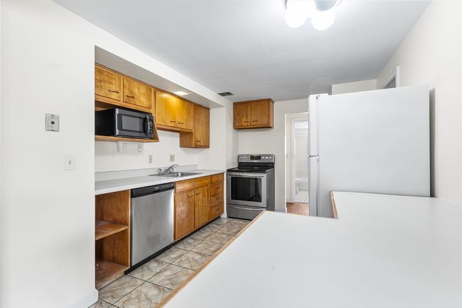 APT-6 - 50 Tuttle St, Condo with 2 bedrooms, 1 bathrooms and 1 parking in Wakefield MA | Image 5