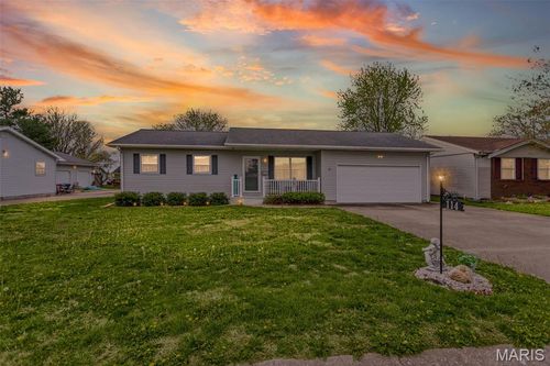 114 Rosewood Dr, Jerseyville, IL, 62052-2372 | Card Image
