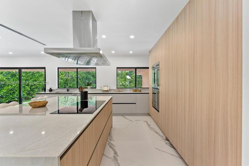 19731 Ne 24th Ave, Miami, FL, 33180-2142 | Card Image