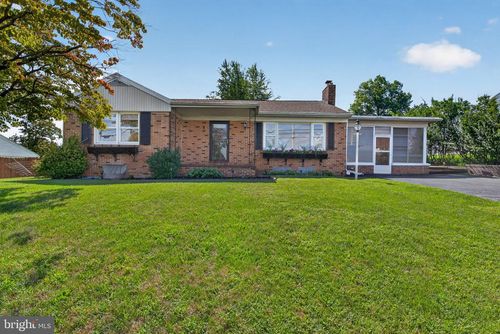 570 Manor Rd, WINDSOR, PA, 17366-8924 | Card Image