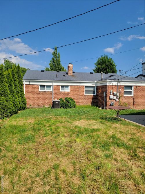 18560 Valade St, Riverview, MI, 48193-4513 | Card Image