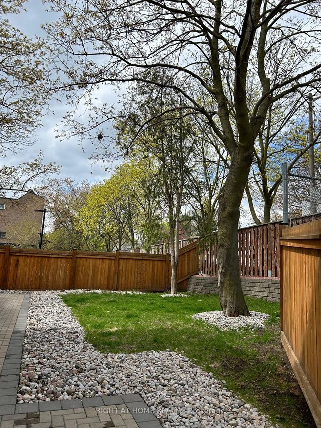 2 - 1666 Queen St E, Condo with 3 bedrooms, 2 bathrooms and 1 parking in Toronto ON | Image 23