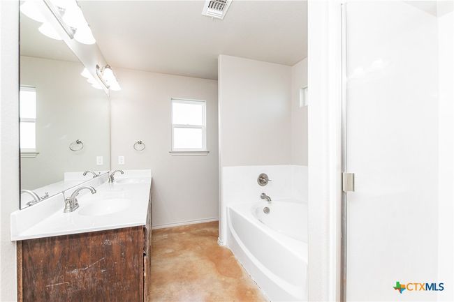 6903 Oliver Loving Dr, House other with 5 bedrooms, 3 bathrooms and null parking in Killeen TX | Image 13