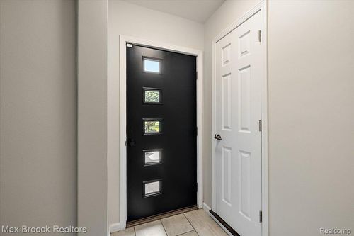 155 S Glengarry Rd, Bloomfield Hills, MI, 48301-2757 | Card Image