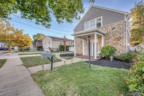 17 Oxford St, Malverne, NY, 11565-2223 | Card Image