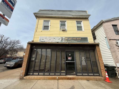 989 Broadway, Bayonne, NJ, 07002-4040 | Card Image