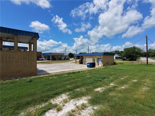 207 S Nueces, George West, TX, 78022 | Card Image