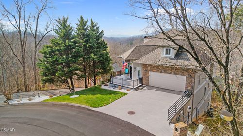 411 Maggie Mack Ln, Sevierville, TN, 37862-4533 | Card Image